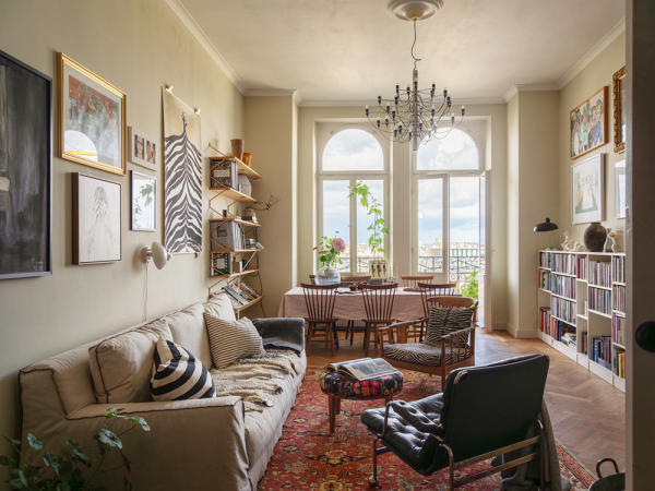 Чудесные виды на город через арочные окна: уютная квартира в Стокгольме