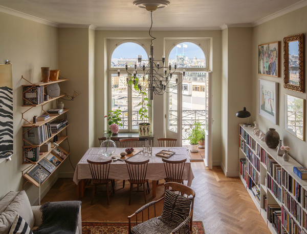 Чудесные виды на город через арочные окна: уютная квартира в Стокгольме