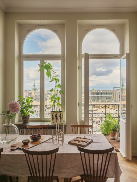 Чудесные виды на город через арочные окна: уютная квартира в Стокгольме