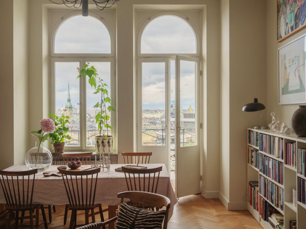 Чудесные виды на город через арочные окна: уютная квартира в Стокгольме