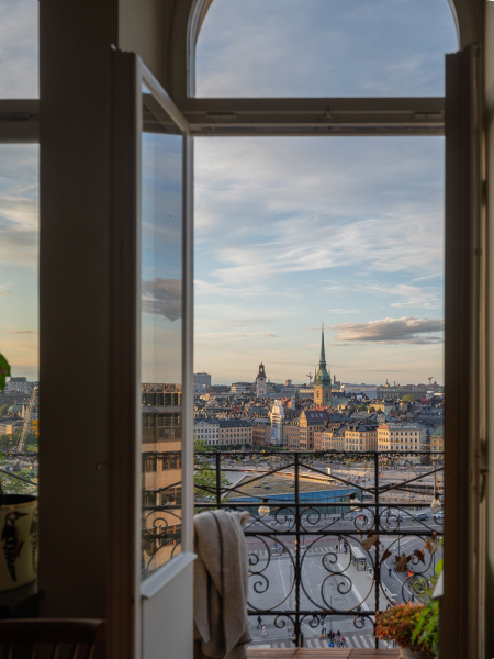 Чудесные виды на город через арочные окна: уютная квартира в Стокгольме