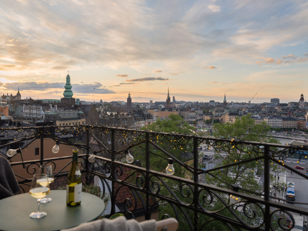 Чудесные виды на город через арочные окна: уютная квартира в Стокгольме