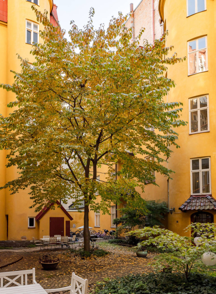 Два уровня и спиральная лестница: квартира с мансардой в Стокгольме