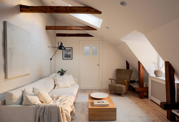 Два уровня и спиральная лестница: квартира с мансардой в Стокгольме