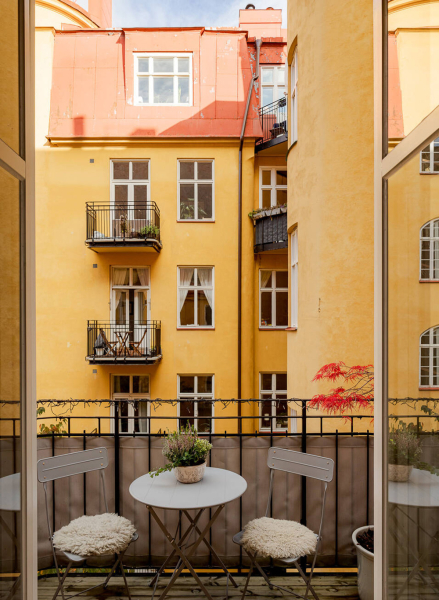 Два уровня и спиральная лестница: квартира с мансардой в Стокгольме