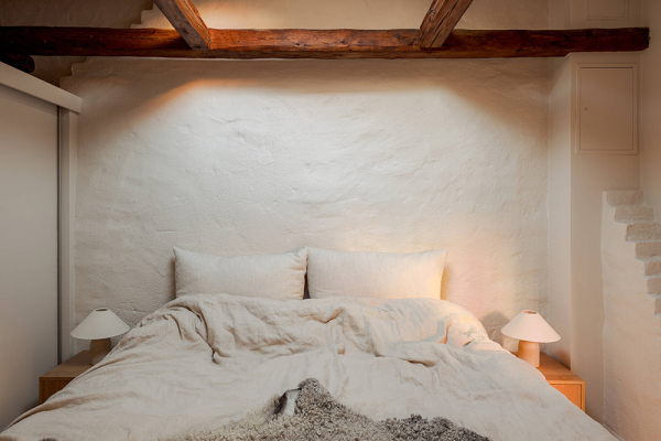 Два уровня и спиральная лестница: квартира с мансардой в Стокгольме