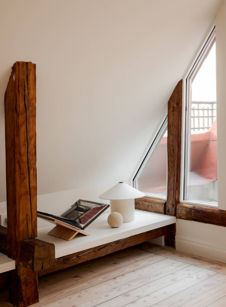 Два уровня и спиральная лестница: квартира с мансардой в Стокгольме