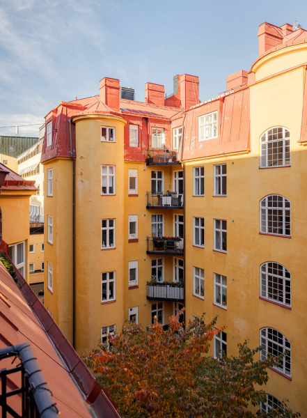 Два уровня и спиральная лестница: квартира с мансардой в Стокгольме