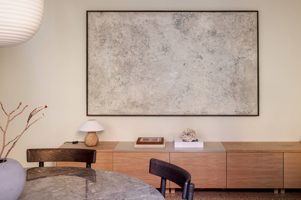 Два уровня и спиральная лестница: квартира с мансардой в Стокгольме