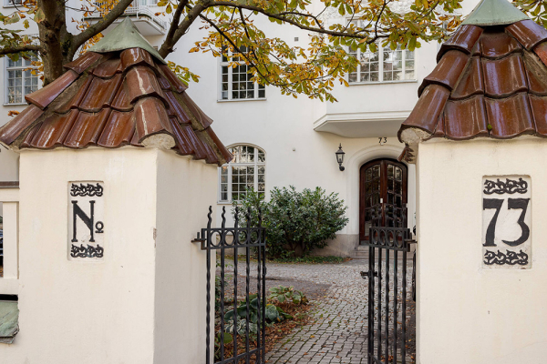 Два уровня и спиральная лестница: квартира с мансардой в Стокгольме