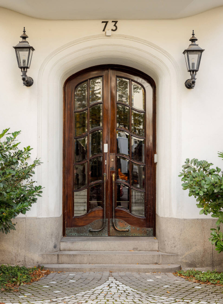 Два уровня и спиральная лестница: квартира с мансардой в Стокгольме