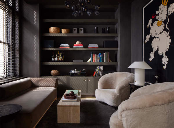 Эта современная резиденция в Нью-Йорке — результат объединения двух лофтов на разных уровнях