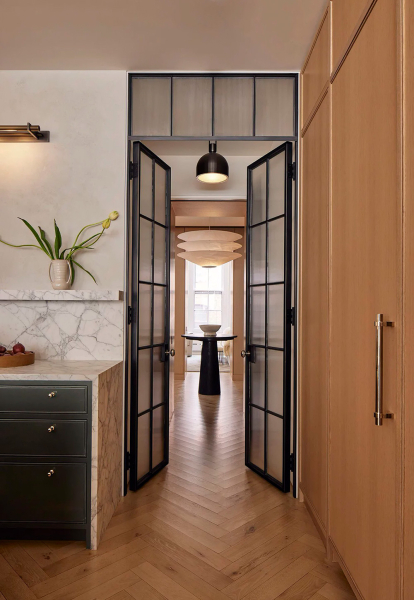 Эта современная резиденция в Нью-Йорке — результат объединения двух лофтов на разных уровнях