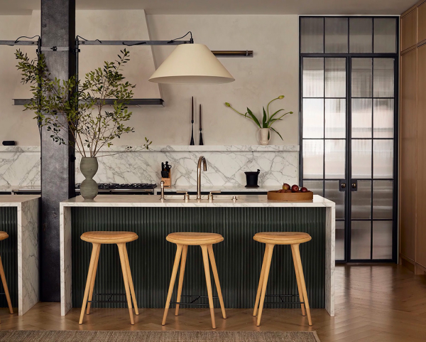 Эта современная резиденция в Нью-Йорке — результат объединения двух лофтов на разных уровнях