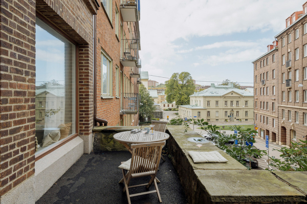 Маленькая квартира в Швеции с удлинённой планировкой и небольшой террасой (38 кв. м)