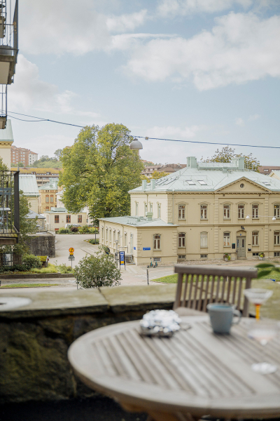 Маленькая квартира в Швеции с удлинённой планировкой и небольшой террасой (38 кв. м)