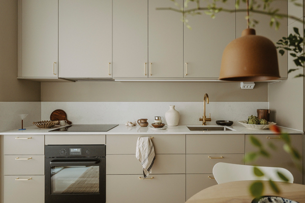 Маленькая квартира в Швеции с удлинённой планировкой и небольшой террасой (38 кв. м)