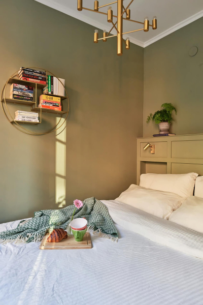 Маленькая угловая квартира в интересных оттенках зелёного в Стокгольме (50 кв. м)