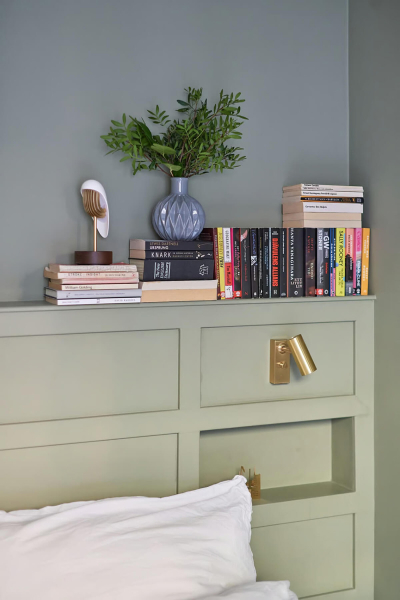 Маленькая угловая квартира в интересных оттенках зелёного в Стокгольме (50 кв. м)