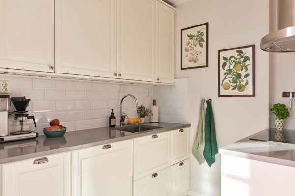 Маленькая угловая квартира в интересных оттенках зелёного в Стокгольме (50 кв. м)