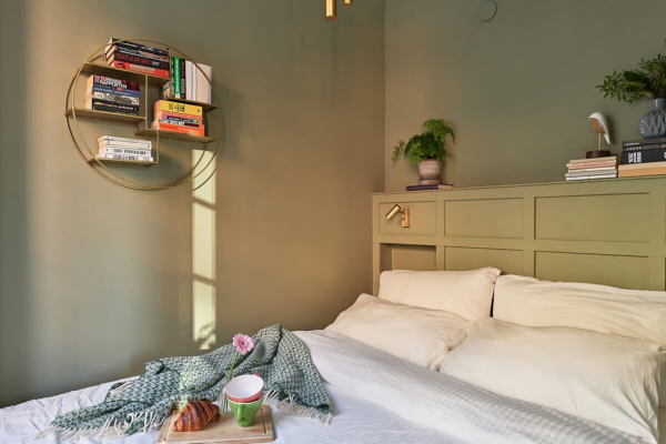 Маленькая угловая квартира в интересных оттенках зелёного в Стокгольме (50 кв. м)