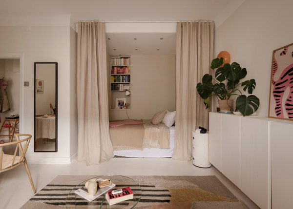 Маленький и нежный интерьер в Стокгольме со спальней за шторкой (33 кв. м) Маленький и нежный интерьер в Стокгольме со спальней за шторкой (33 кв. м)