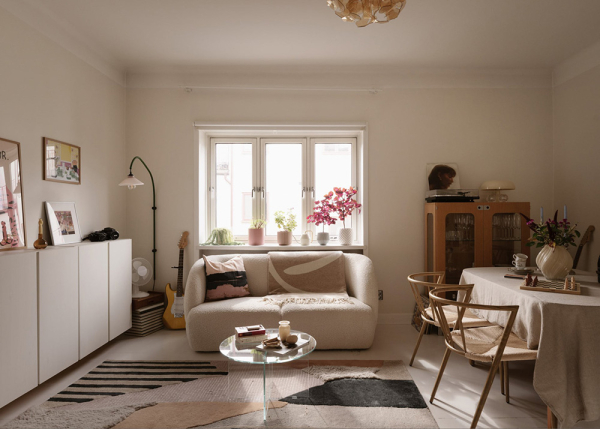 Маленький и нежный интерьер в Стокгольме со спальней за шторкой (33 кв. м) Маленький и нежный интерьер в Стокгольме со спальней за шторкой (33 кв. м)