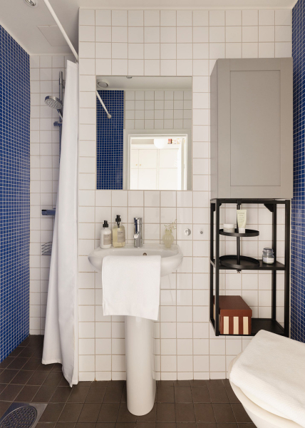 Маленький и нежный интерьер в Стокгольме со спальней за шторкой (33 кв. м) Маленький и нежный интерьер в Стокгольме со спальней за шторкой (33 кв. м)