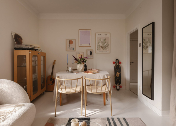 Маленький и нежный интерьер в Стокгольме со спальней за шторкой (33 кв. м) Маленький и нежный интерьер в Стокгольме со спальней за шторкой (33 кв. м)