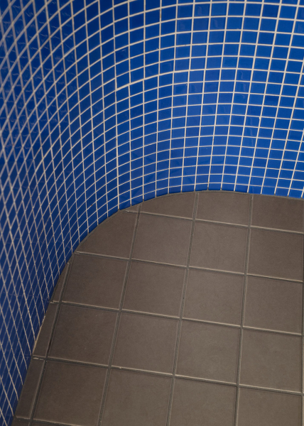 Маленький и нежный интерьер в Стокгольме со спальней за шторкой (33 кв. м) Маленький и нежный интерьер в Стокгольме со спальней за шторкой (33 кв. м)