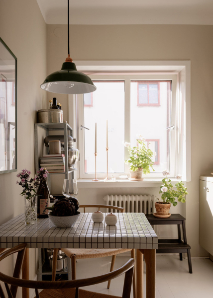 Маленький и нежный интерьер в Стокгольме со спальней за шторкой (33 кв. м) Маленький и нежный интерьер в Стокгольме со спальней за шторкой (33 кв. м)