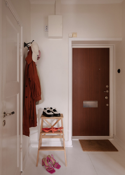 Маленький и нежный интерьер в Стокгольме со спальней за шторкой (33 кв. м) Маленький и нежный интерьер в Стокгольме со спальней за шторкой (33 кв. м)