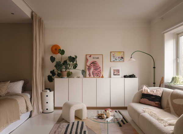 Маленький и нежный интерьер в Стокгольме со спальней за шторкой (33 кв. м) Маленький и нежный интерьер в Стокгольме со спальней за шторкой (33 кв. м)