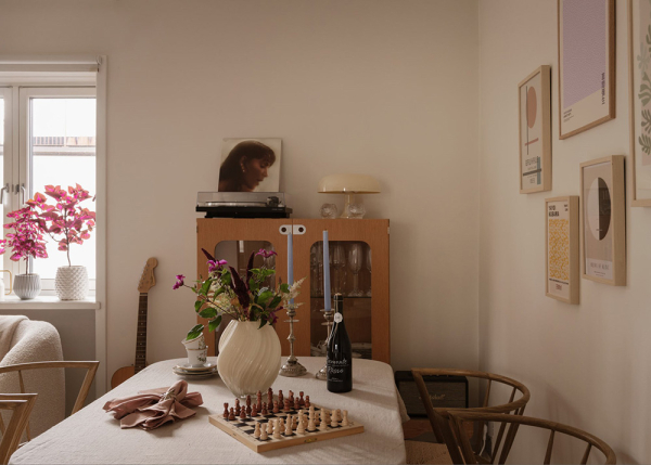 Маленький и нежный интерьер в Стокгольме со спальней за шторкой (33 кв. м) Маленький и нежный интерьер в Стокгольме со спальней за шторкой (33 кв. м)