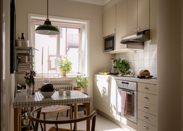 Маленький и нежный интерьер в Стокгольме со спальней за шторкой (33 кв. м) Маленький и нежный интерьер в Стокгольме со спальней за шторкой (33 кв. м)