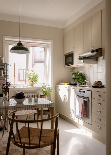 Маленький и нежный интерьер в Стокгольме со спальней за шторкой (33 кв. м) Маленький и нежный интерьер в Стокгольме со спальней за шторкой (33 кв. м)