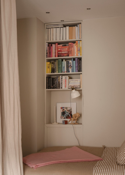 Маленький и нежный интерьер в Стокгольме со спальней за шторкой (33 кв. м) Маленький и нежный интерьер в Стокгольме со спальней за шторкой (33 кв. м)