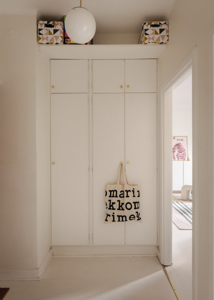 Маленький и нежный интерьер в Стокгольме со спальней за шторкой (33 кв. м) Маленький и нежный интерьер в Стокгольме со спальней за шторкой (33 кв. м)