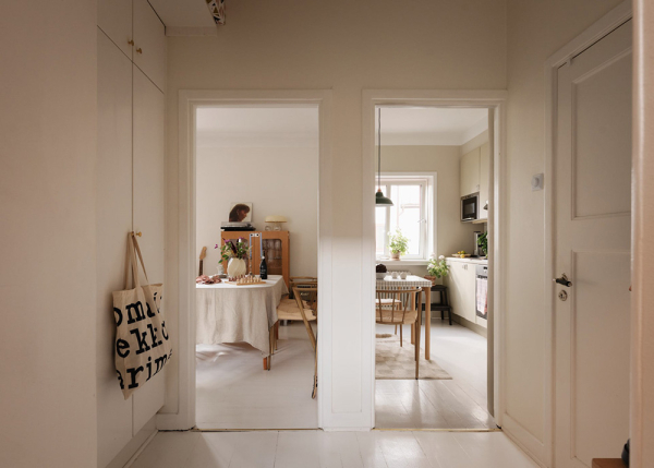 Маленький и нежный интерьер в Стокгольме со спальней за шторкой (33 кв. м) Маленький и нежный интерьер в Стокгольме со спальней за шторкой (33 кв. м)