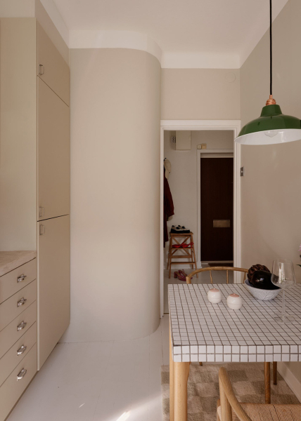 Маленький и нежный интерьер в Стокгольме со спальней за шторкой (33 кв. м) Маленький и нежный интерьер в Стокгольме со спальней за шторкой (33 кв. м)