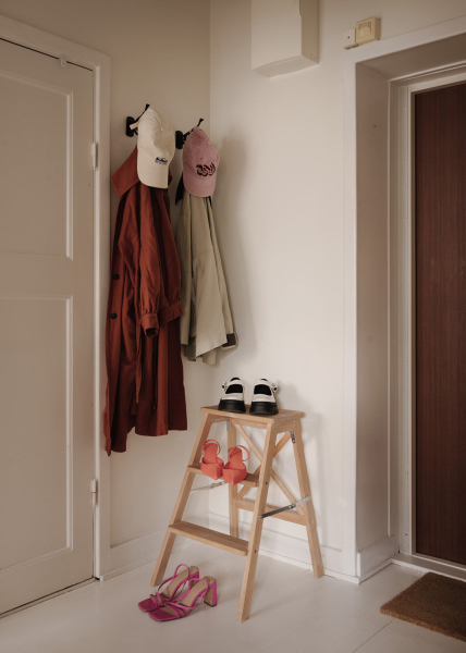 Маленький и нежный интерьер в Стокгольме со спальней за шторкой (33 кв. м) Маленький и нежный интерьер в Стокгольме со спальней за шторкой (33 кв. м)