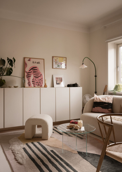 Маленький и нежный интерьер в Стокгольме со спальней за шторкой (33 кв. м) Маленький и нежный интерьер в Стокгольме со спальней за шторкой (33 кв. м)