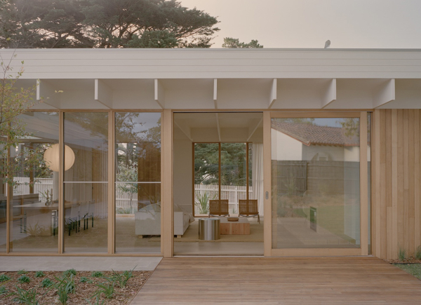 Мягкий минимализм, залитый естественным светом: дом со стеклянными стенами в Мельбурне Мягкий минимализм, залитый естественным светом: дом со стеклянными стенами в Мельбурне