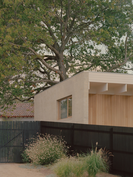 Мягкий минимализм, залитый естественным светом: дом со стеклянными стенами в Мельбурне Мягкий минимализм, залитый естественным светом: дом со стеклянными стенами в Мельбурне