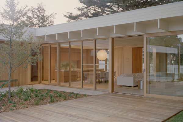 Мягкий минимализм, залитый естественным светом: дом со стеклянными стенами в Мельбурне Мягкий минимализм, залитый естественным светом: дом со стеклянными стенами в Мельбурне