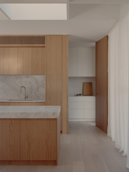 Мягкий минимализм, залитый естественным светом: дом со стеклянными стенами в Мельбурне Мягкий минимализм, залитый естественным светом: дом со стеклянными стенами в Мельбурне