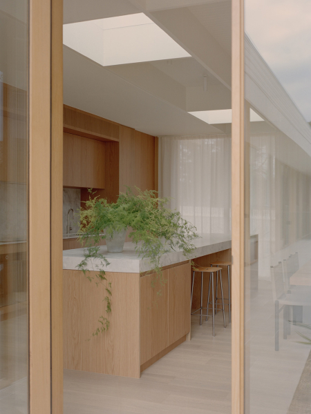 Мягкий минимализм, залитый естественным светом: дом со стеклянными стенами в Мельбурне Мягкий минимализм, залитый естественным светом: дом со стеклянными стенами в Мельбурне