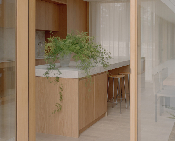 Мягкий минимализм, залитый естественным светом: дом со стеклянными стенами в Мельбурне Мягкий минимализм, залитый естественным светом: дом со стеклянными стенами в Мельбурне