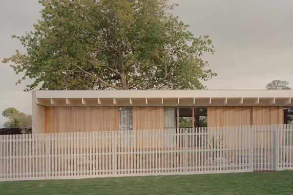 Мягкий минимализм, залитый естественным светом: дом со стеклянными стенами в Мельбурне Мягкий минимализм, залитый естественным светом: дом со стеклянными стенами в Мельбурне