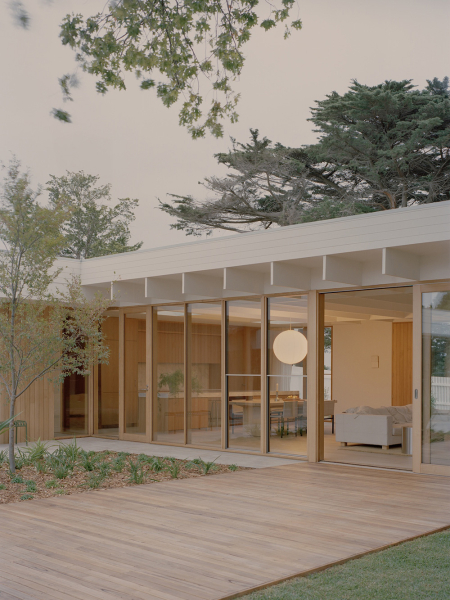 Мягкий минимализм, залитый естественным светом: дом со стеклянными стенами в Мельбурне Мягкий минимализм, залитый естественным светом: дом со стеклянными стенами в Мельбурне